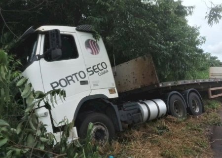 Para evitar colisão frontal, motorista joga carreta à margem da MS-276, entre Batayporã e Anaurilândia