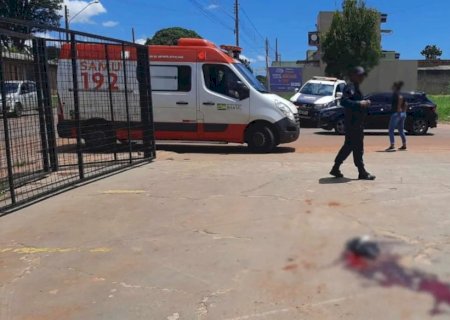 Mulher é socorrida em estado grave após ser esfaqueada várias vezes pelo ex-marido