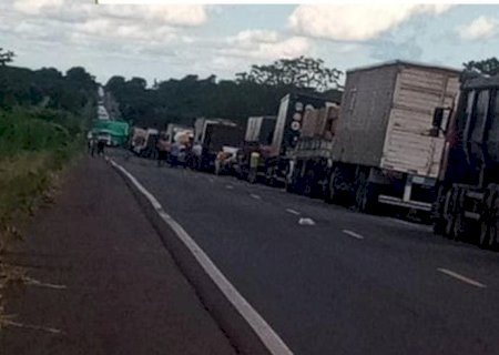 BR-267: Acidente envolvendo três carreta deixa danos, mas ninguém ficou ferido