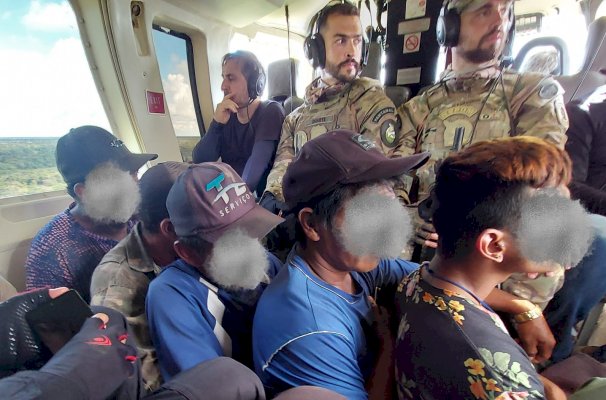 Com helicóptero, trabalhadores são resgatados em condições análogas à escravidão de área alagada do Pantanal.