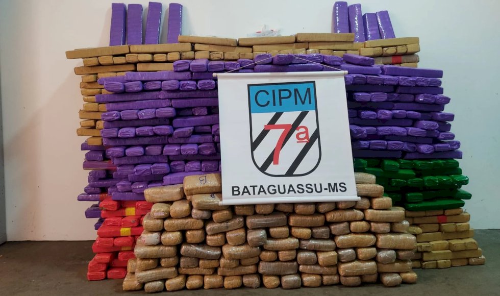 Polícia Militar apreende uma tonelada de maconha e prende homem em flagrante por tráfico de drogas em Bataguassu.