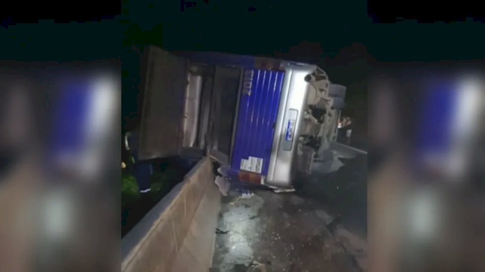 3 morrem após ônibus tombar na Rodovia Régis Bittencourt.