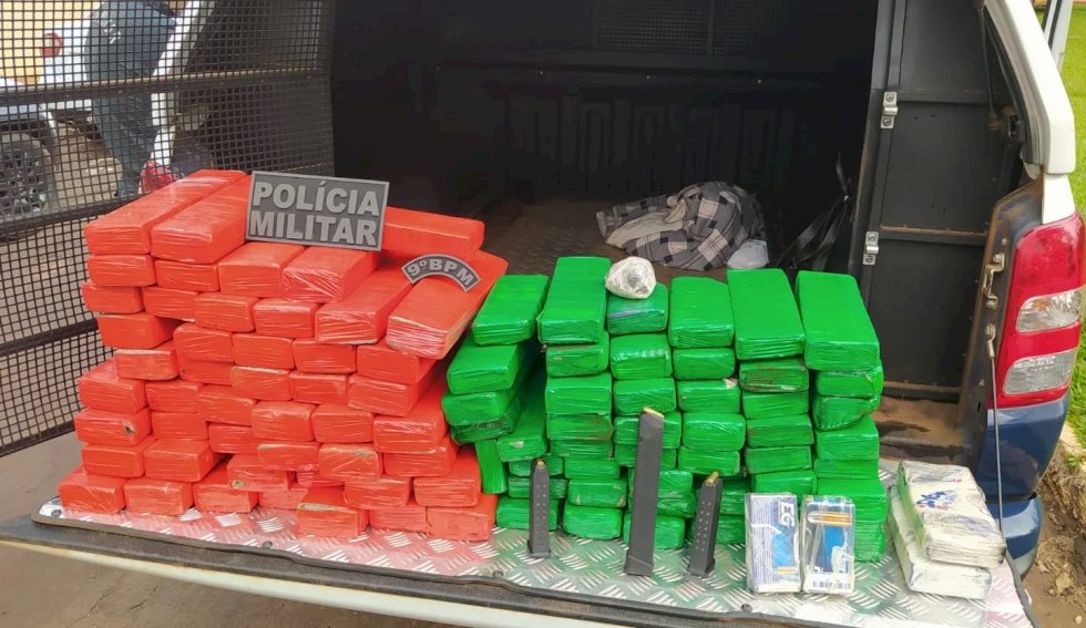 Policiais Militares do 9º Batalhão apreendem drogas, carregadores e munições.