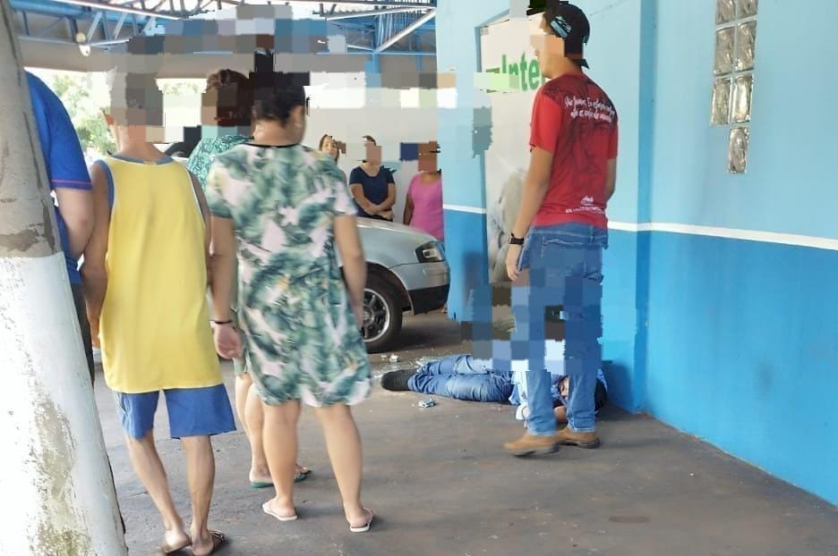 Homem morre após ser baleado em frente à funerária onde trabalhava.