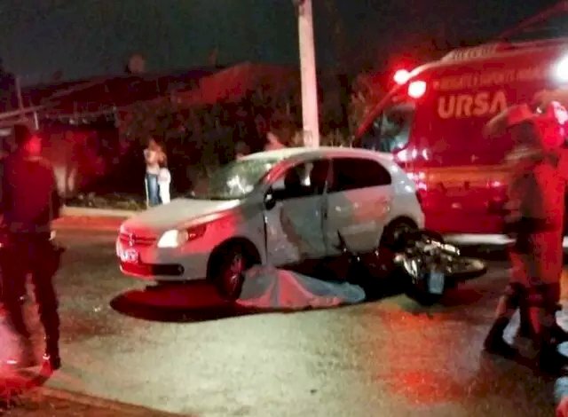 Flagrado empinando moto em praça, jovem foge da PM e morre após colidir em carro.