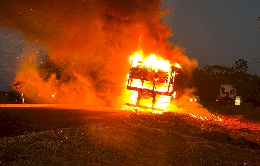 Carreta pega fogo na rodovia MS-134, entre as cidades de Batayporã e Nova Andradina