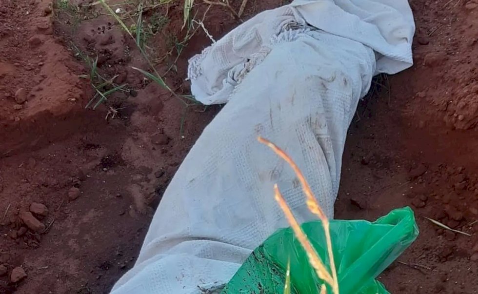 Homem encontrado morto enrolado em lençol com sinais de tortura tinha 30 anos.