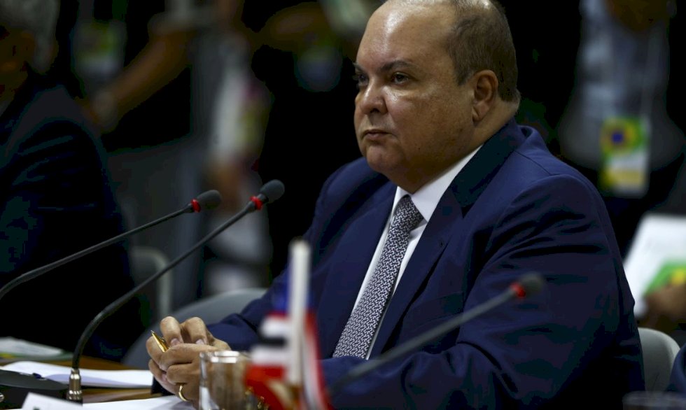 Moraes determina retorno de Ibaneis ao cargo de governador do DF.