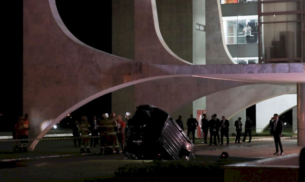 Carro cai em espelho d\'água do Palácio do Planalto.