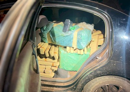Após ignorar ordem de parada e fugir, veículo é apreendido pela Polícia Militar Rodoviária transportando 713 kg de entorpecente.