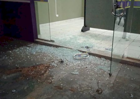 Bandidos arrombam igreja e levam cofre de 150 kg.