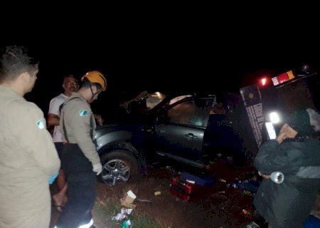 Caminhonete com três ocupantes é fechada por caminhão e sai da pista na MS-395.