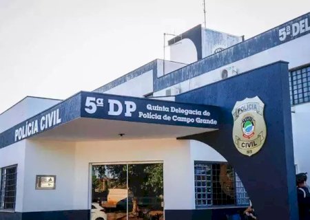 Mulher é presa ao tentar extorquir R$ 5 mil de jogador de futebol de MS.