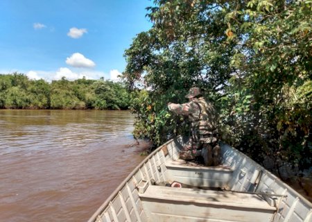 PMA desmonta acampamento, prende pescador por porte ilegal de pistola 9 mm e munições e apreende petrechos ilegais de pesca.