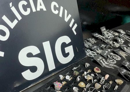 Nova Andradina - PC prende em menos de 24 horas autores de furto á Loja de Bijuterias e recupera objetos.