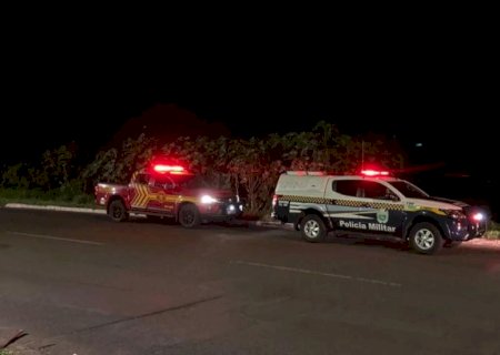 Motorista cai com carro no Rio Anhanduí e é retirada pouco antes de veículo ficar submerso.