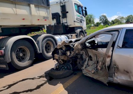 Deodápolis - Acidente entre caminhão e dois carros na BR 376 .