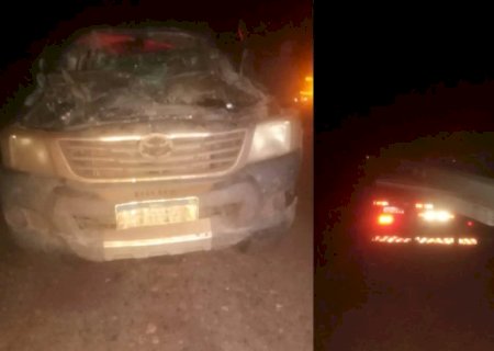 Motorista de Hilux colide contra caminhão carregado de postes de concreto na MS-228.