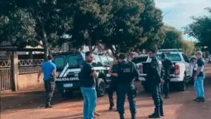 Homem é executado com 10 tiros e testemunha acaba atingida nas costas ao passar na rua.