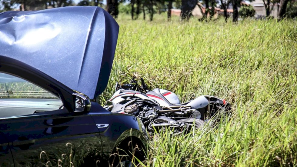 Carro arrasta motocicleta e homem “voa” em acidente de trânsito.