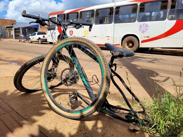 Criança fica gravemente ferida ao ser atropelada por ônibus.
