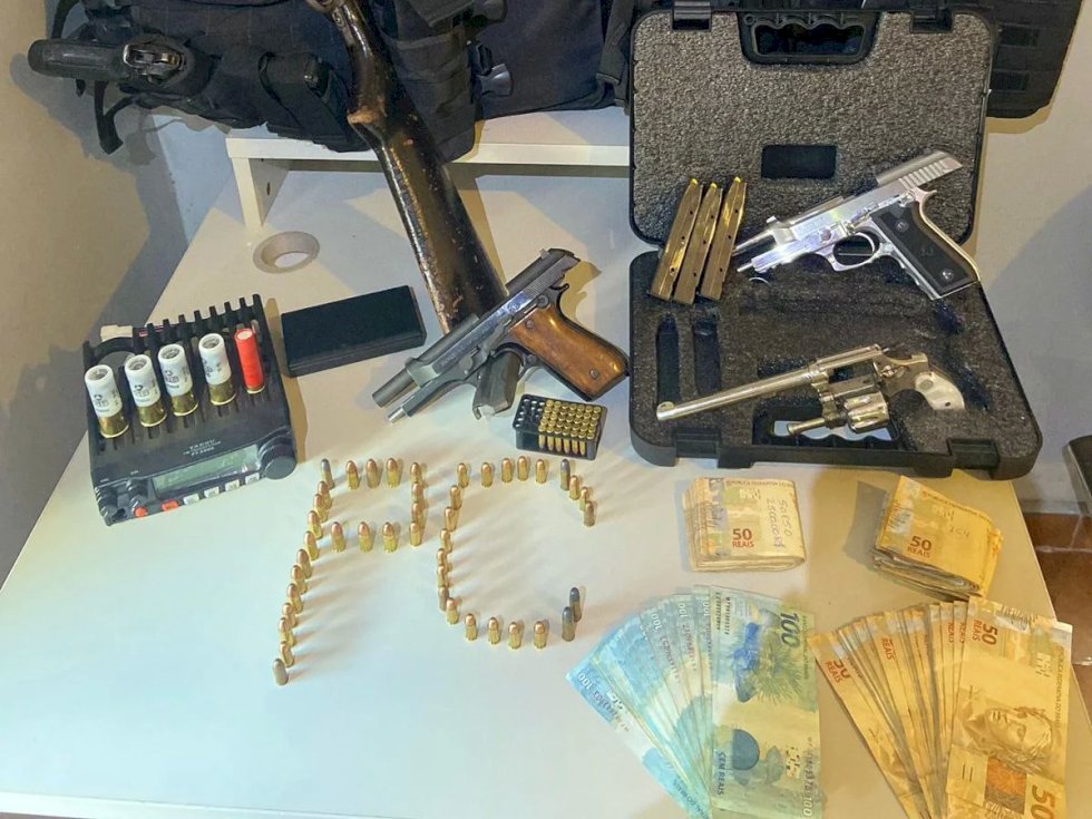 Polícia Civil prende dois homens por posse irregular de arma de fogo e munições