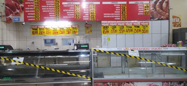 Dono de mercado é preso por vender mais de 600 kg de carne podre.