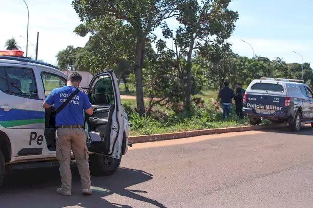 Trabalhadores encontram corpo carbonizado.