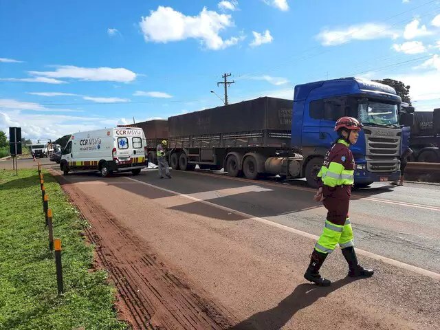 Homem tenta atravessar rodovia, mas morre atingido por carreta.