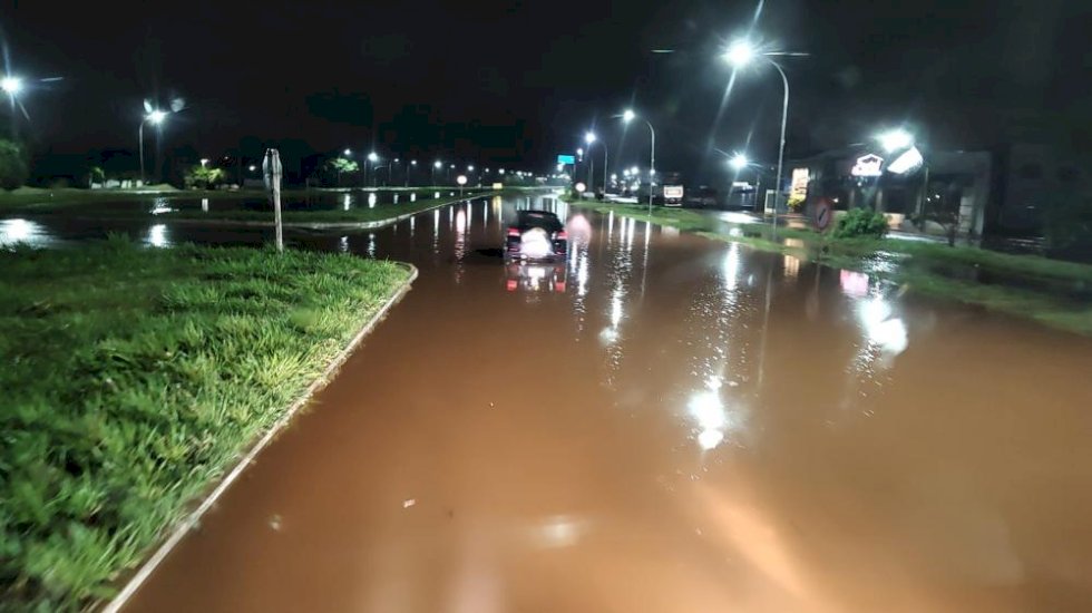 Temporal alaga casas, comércios, destrói ruas e derruba árvores em Bataguassu