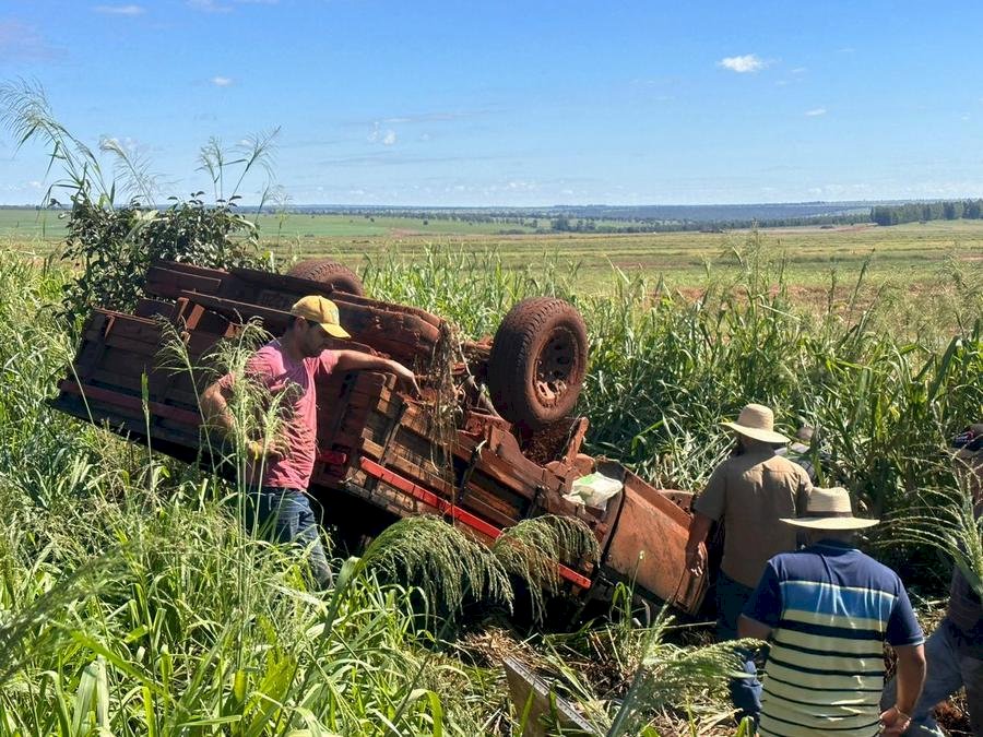Caminhonete capota em trecho que liga Nova Casa Verde ao município de Nova Alvorada do Sul