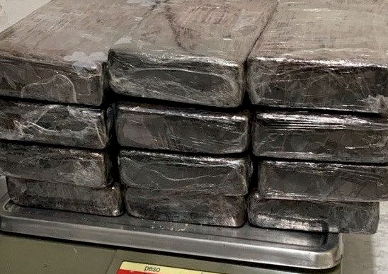Polícia apreende mala \'abandonada\' com pasta base de cocaína