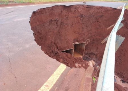 NOVA ANDRADINA: Asfalto volta a ceder na MS-473 e pista é interditada.