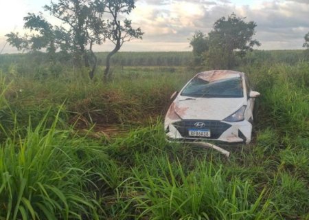 Aquaplanagem provoca capotamento na MS-395, entre Bataguassu e Brasilândia.