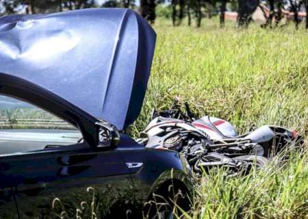 Carro arrasta motocicleta e homem “voa” em acidente de trânsito.