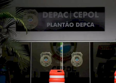 Caminhonete bate em árvore e motorista acaba preso com pistola e revólver.