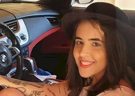 Cantora sertaneja morre em capotamento de carro no interior de SP.