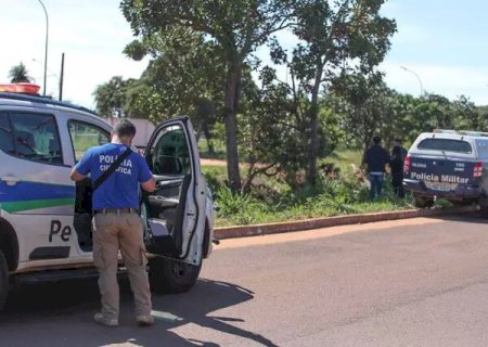 Trabalhadores encontram corpo carbonizado.