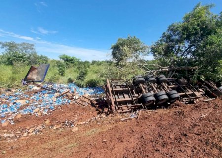 Carreta com carga milionária de cerveja capota na MS-040.