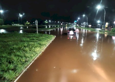 Temporal alaga casas, comércios, destrói ruas e derruba árvores em Bataguassu