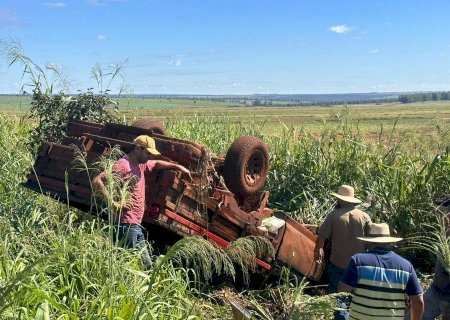 Caminhonete capota em trecho que liga Nova Casa Verde ao município de Nova Alvorada do Sul
