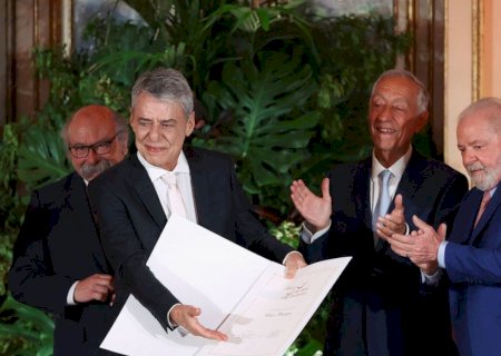 Chico Buarque recebe Prêmio Camões após quatro anos.