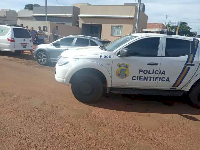 Homem é morto a tiros quando trocava fralda do filho dentro de casa.