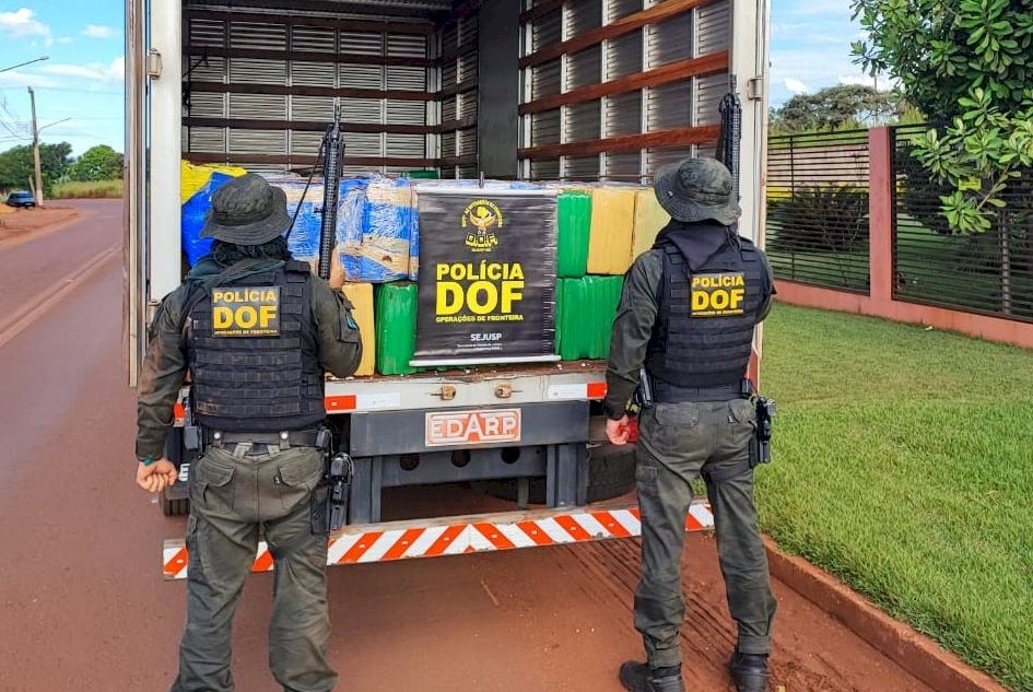 DOF recupera caminhão roubado em São Paulo carregado com mais de 4 toneladas de drogas.