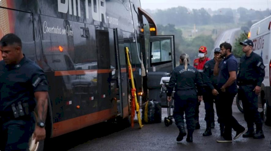 Viatura da PM capota e deixa feridos na MS-040; 3 vítimas foram resgatadas.