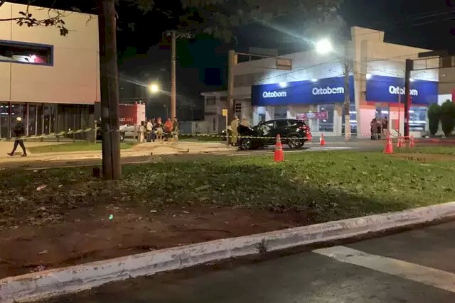 Colisão entre carros mata mulher.