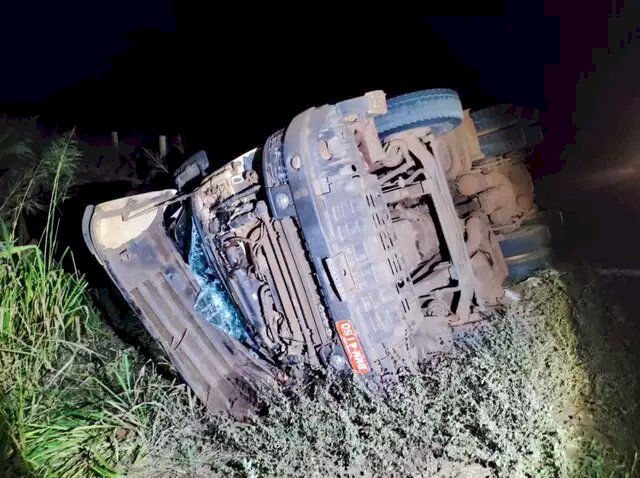 Motorista perde controle e caminhão com eucalipto capota na BR-158.