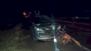 Motociclista morre ao ser arrastado por 1 km e motorista foge a pé na BR-262