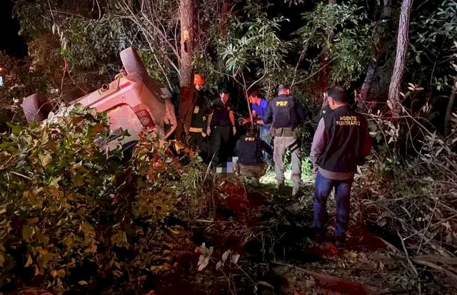 Carro sai da pista, capota e motorista morre na BR-262.