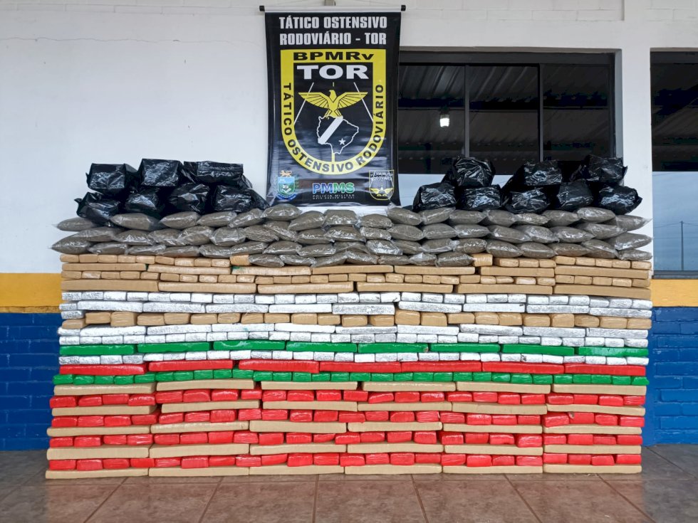 Polícia Militar Rodoviária prende indivíduo transportando carga de entorpecente.